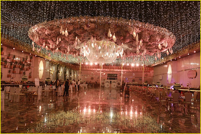 How chandeliers can elevate your wedding’s lighting?