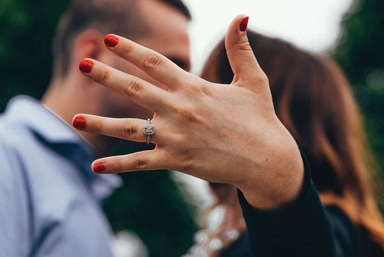 How to Get the Best Engagement Ring Selfie?