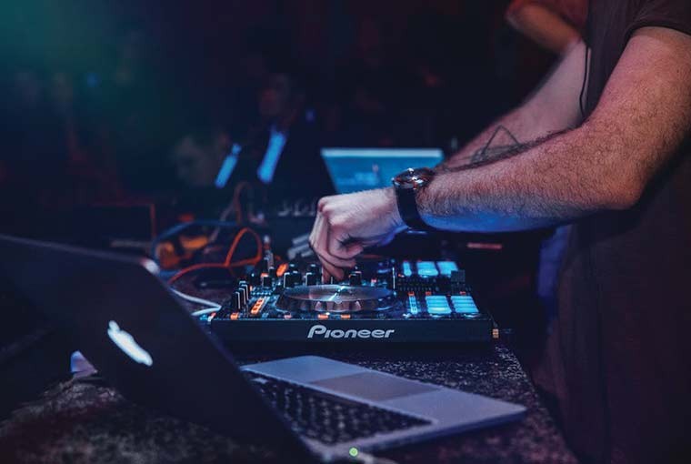 How to choose between a Band or DJ for your sangeet night?