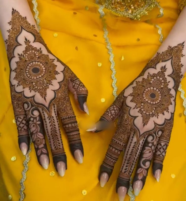 Mixing Line Weights mehendi design