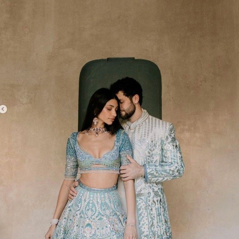 back hug photoshoot ideas for couples