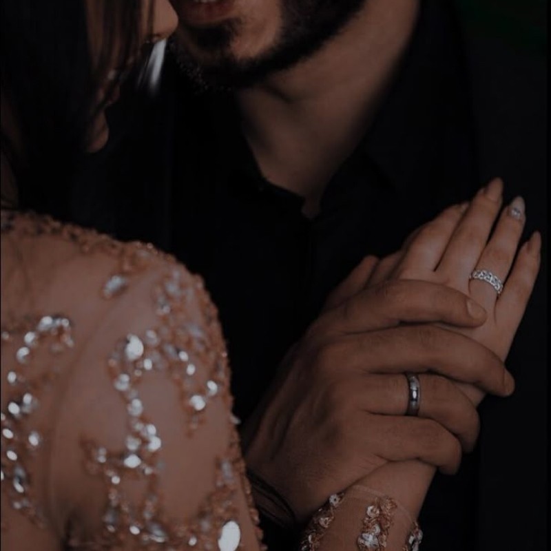 hand in hand indoor poses for couples