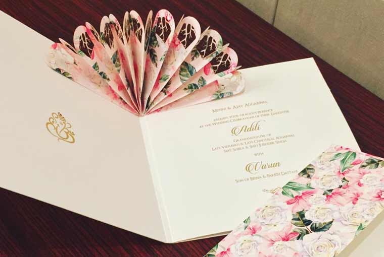 How to customise your wedding invites?