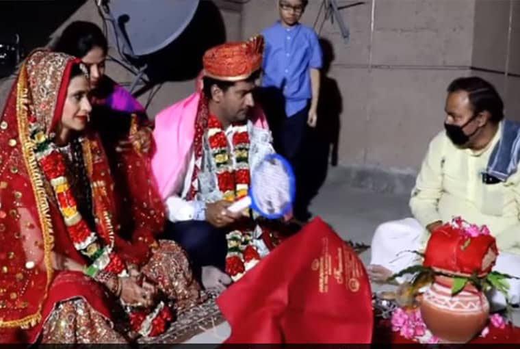 Remember the Bigg Boss-2 Winner Ashutosh Rana? Here’s how he got married on a terrace with virtual baraat