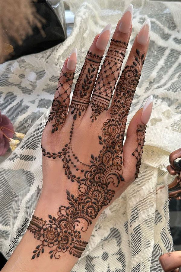 Fusion of Paisley and Mesh Patterns mehndi design