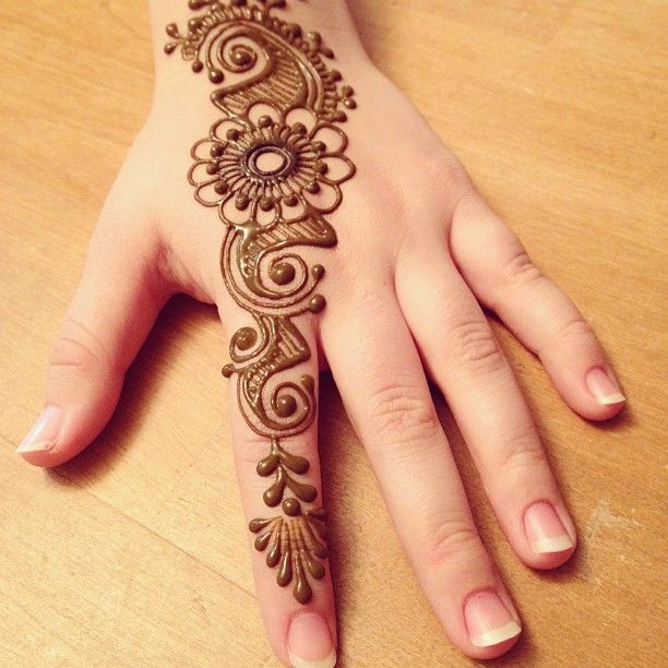 Diagonal Backhand Sweep mehndi design